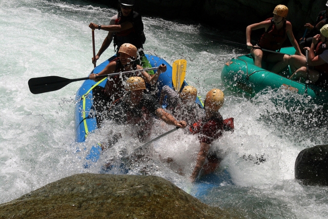 Dos balsas de rafting